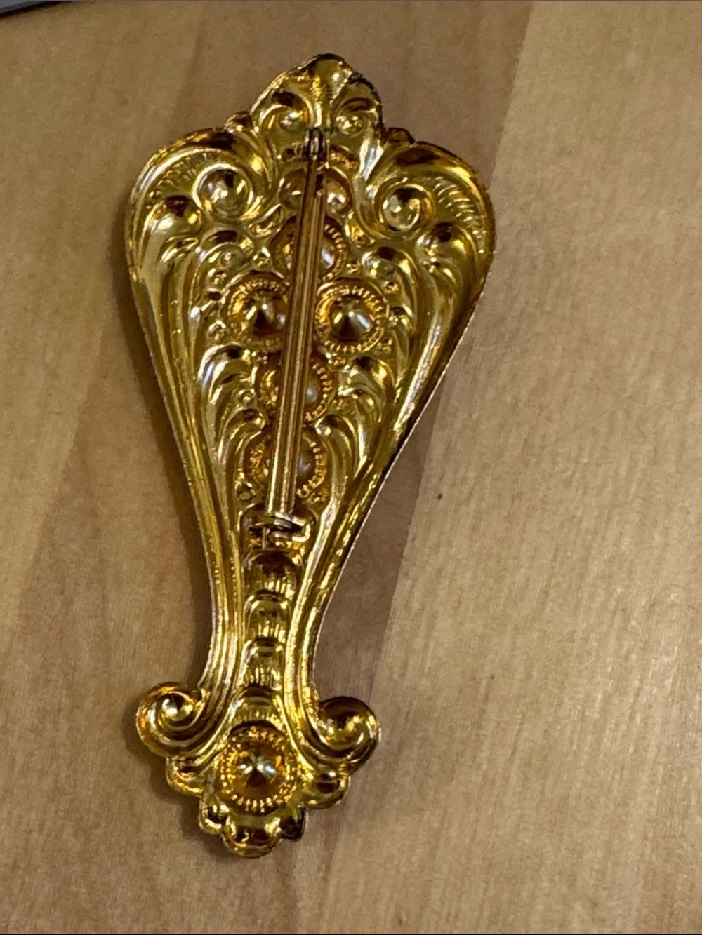 NWT 1928 vintage style gold tone ornate scroll design brooch with rhinestones